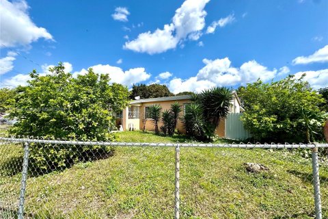 House in Opa-locka, Florida 3 bedrooms, 92.9 sq.m. № 1080960 - photo 2