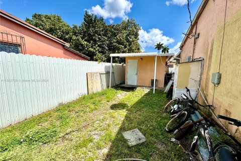 House in Opa-locka, Florida 3 bedrooms, 92.9 sq.m. № 1080960 - photo 18
