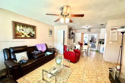Villa ou maison à vendre à Opa-locka, Floride: 3 chambres, 92.9 m2 № 1080960 - photo 6