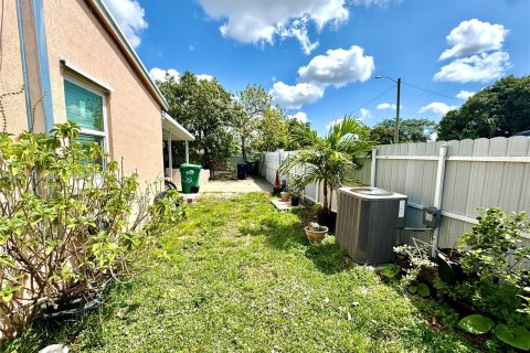House in Opa-locka, Florida 3 bedrooms, 92.9 sq.m. № 1080960 - photo 14