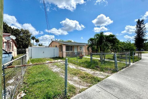 House in Opa-locka, Florida 3 bedrooms, 92.9 sq.m. № 1080960 - photo 1