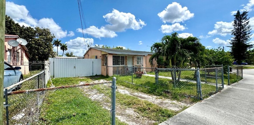 House in Opa-locka, Florida 3 bedrooms, 92.9 sq.m. № 1080960