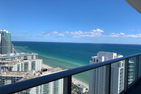 Condo in Hollywood, Florida, 1 bedroom  № 1081042 - photo 1