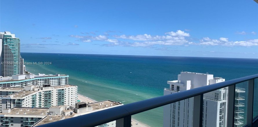 Condominio en Hollywood, Florida, 1 dormitorio  № 1081042