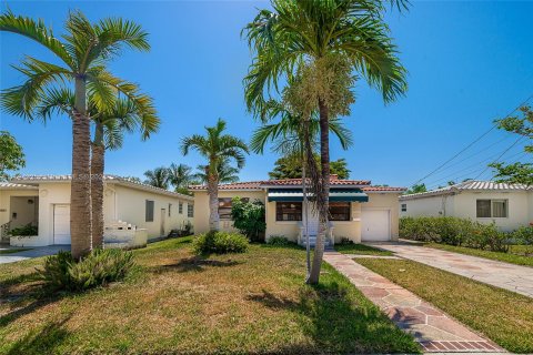 Casa en venta en Surfside, Florida, 3 dormitorios, 121.89 m2 № 1188146 - foto 1