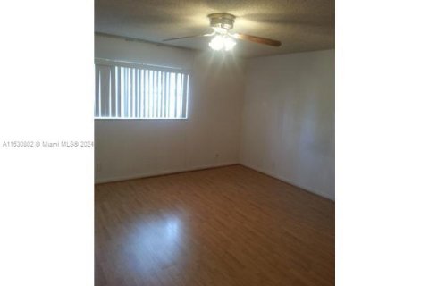 Condo in Lauderhill, Florida, 1 bedroom  № 1004310 - photo 4