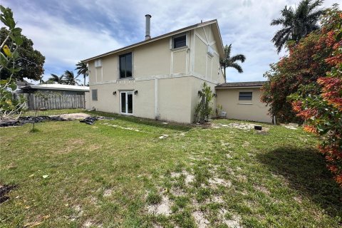 House in Lighthouse Point, Florida 5 bedrooms, 272.58 sq.m. № 1305861 - photo 12