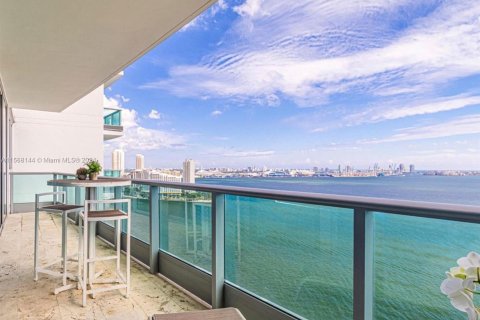 Condo in Miami, Florida, 2 bedrooms  № 1180493 - photo 1