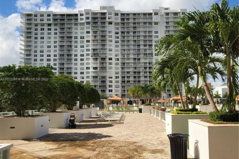 Condo in Aventura, Florida, 1 bedroom  № 972464 - photo 3