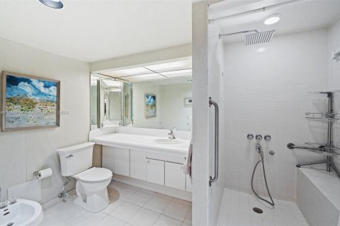 Condominio en venta en Bal Harbour, Florida, 2 dormitorios, 140.65 m2 № 1215550 - foto 19