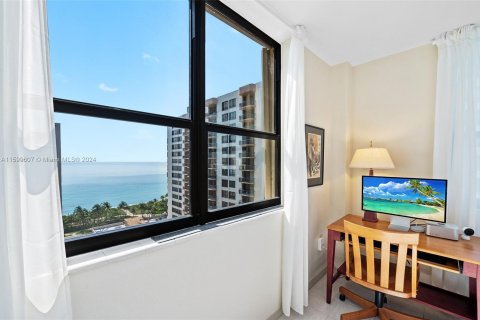 Condominio en venta en Bal Harbour, Florida, 2 dormitorios, 140.65 m2 № 1215550 - foto 17