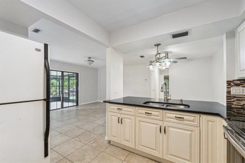 Townhouse in Tampa, Florida 2 bedrooms, 93 sq.m. № 1424294 - photo 10