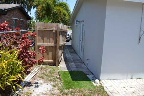 House in Fort Lauderdale, Florida 3 bedrooms, 133.97 sq.m. № 1173142 - photo 13