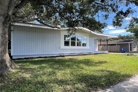 House in Saint Petersburg, Florida 3 bedrooms, 169.83 sq.m. № 1351103 - photo 2