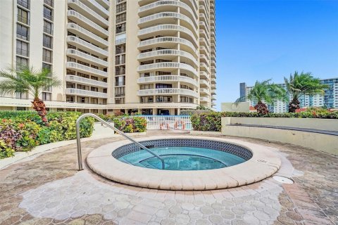 Condo in Aventura, Florida, 3 bedrooms  № 730359 - photo 17