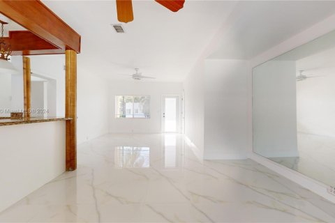 Condo in Miami Beach, Florida, 1 bedroom  № 1233055 - photo 13