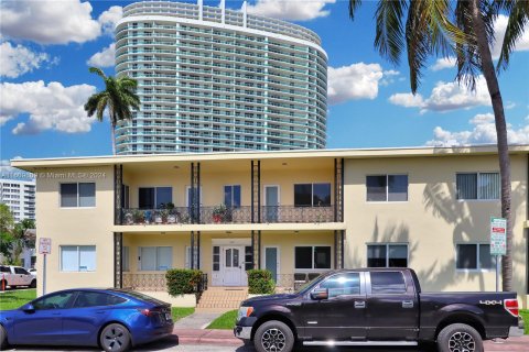 Condo in Miami Beach, Florida, 1 bedroom  № 1233055 - photo 25