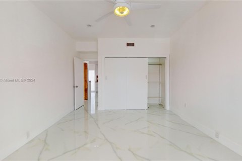 Condo in Miami Beach, Florida, 1 bedroom  № 1233055 - photo 17