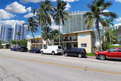 Condo in Miami Beach, Florida, 1 bedroom  № 1233055 - photo 26