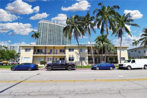 Condo in Miami Beach, Florida, 1 bedroom  № 1233055 - photo 1