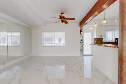 Condo in Miami Beach, Florida, 1 bedroom  № 1233055 - photo 11