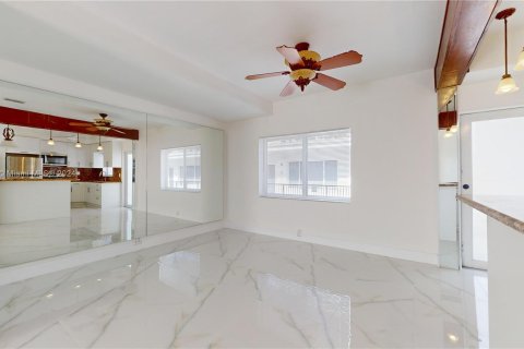 Condo in Miami Beach, Florida, 1 bedroom  № 1233055 - photo 12