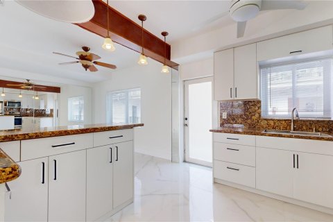 Condo in Miami Beach, Florida, 1 bedroom  № 1233055 - photo 8