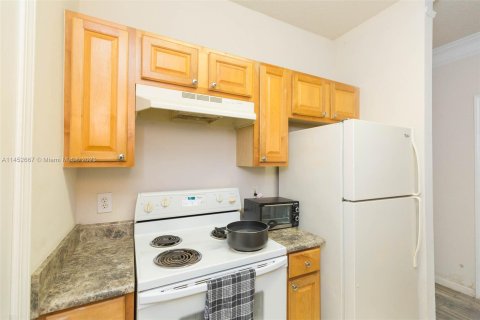 Condo in Tampa, Florida, 1 bedroom  № 732346 - photo 9