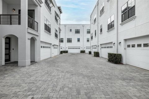 Townhouse in Tampa, Florida 3 bedrooms, 262.36 sq.m. № 1358074 - photo 4