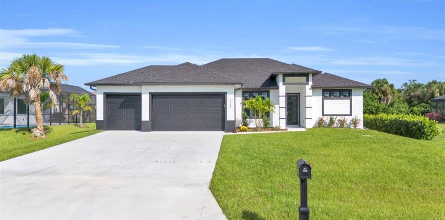 House in Port Charlotte, Florida 3 bedrooms, 176.51 sq.m. № 1258430