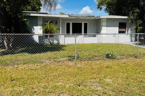 House in Tampa, Florida 3 bedrooms, 121.79 sq.m. № 1371096 - photo 1