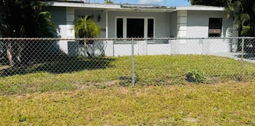 House in Tampa, Florida 3 bedrooms, 121.79 sq.m. № 1371096