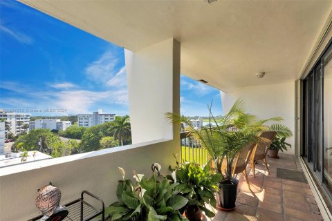 Condominio en venta en Bay Harbor Islands, Florida, 2 dormitorios, 148.64 m2 № 1358835 - foto 1