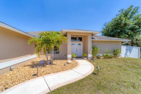 Villa ou maison à vendre à North Port, Floride: 3 chambres, 172.8 m2 № 1106484 - photo 2