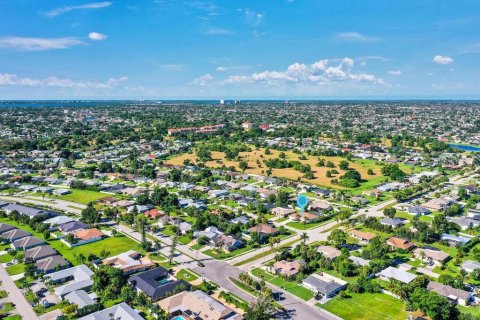 House in Cape Coral, Florida 3 bedrooms, 181.9 sq.m. № 1399699 - photo 2