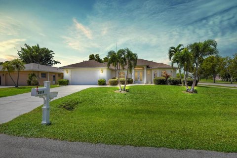 House in Cape Coral, Florida 3 bedrooms, 181.9 sq.m. № 1399699 - photo 1