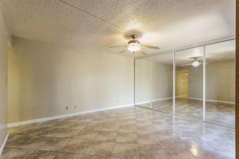 Townhouse in Palm Springs, Florida 3 bedrooms, 159.98 sq.m. № 1185266 - photo 16