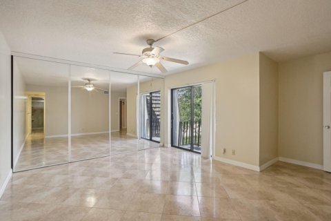 Townhouse in Palm Springs, Florida 3 bedrooms, 159.98 sq.m. № 1185266 - photo 15