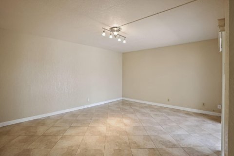 Townhouse in Palm Springs, Florida 3 bedrooms, 159.98 sq.m. № 1185266 - photo 23