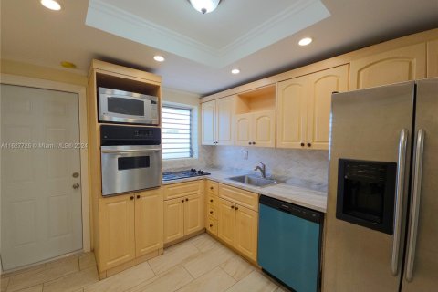 Condo in North Miami Beach, Florida, 2 bedrooms  № 1281893 - photo 13