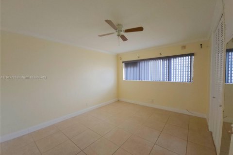 Condo in North Miami Beach, Florida, 2 bedrooms  № 1281893 - photo 17