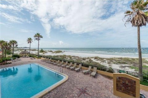 Condo in Madeira Beach, Florida, 3 bedrooms  № 251598 - photo 8