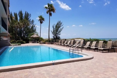 Condo in Madeira Beach, Florida, 3 bedrooms  № 251598 - photo 10