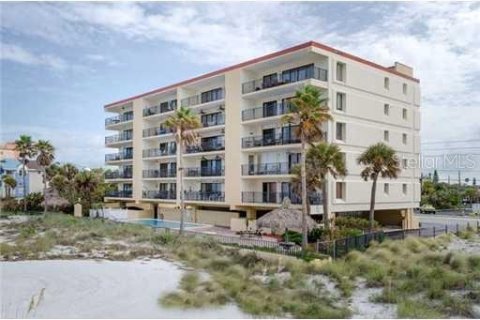 Condo in Madeira Beach, Florida, 3 bedrooms  № 251598 - photo 1