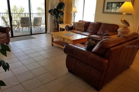 Condo in Madeira Beach, Florida, 3 bedrooms  № 251598 - photo 23