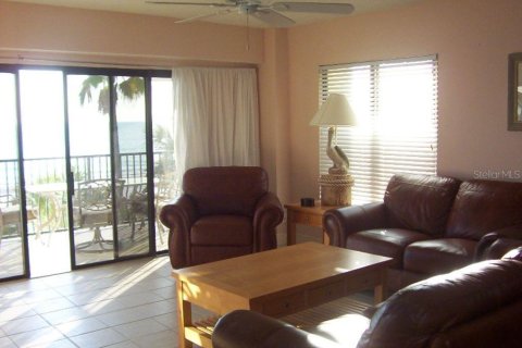 Condo in Madeira Beach, Florida, 3 bedrooms  № 251598 - photo 19