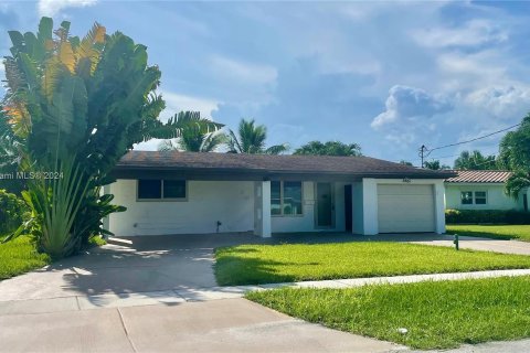 Casa en venta en Dania Beach, Florida, 4 dormitorios, 143.35 m2 № 1372697 - foto 1