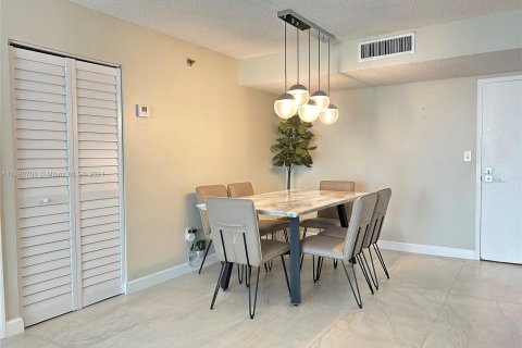 Condo in Sunny Isles Beach, Florida, 2 bedrooms  № 1372696 - photo 10