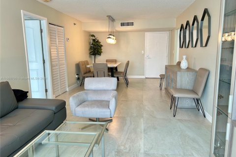 Condo in Sunny Isles Beach, Florida, 2 bedrooms  № 1372696 - photo 18