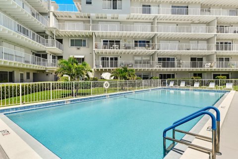 Condo in South Palm Beach, Florida, 1 bedroom  № 952225 - photo 2